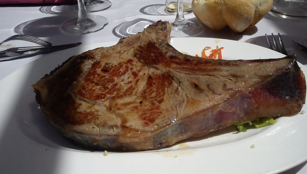 Corte de carne hecho con sierra de huesos y congelados